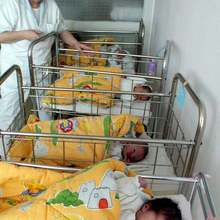 Осемдесет и шест от новородените дупничани през миналата година са родени в чужбина