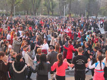 Над 1000 участници във фестивала "Мизия танцува" извиха най-дългото хоро в Плевен по случай деншния празник - Ден на народните будители