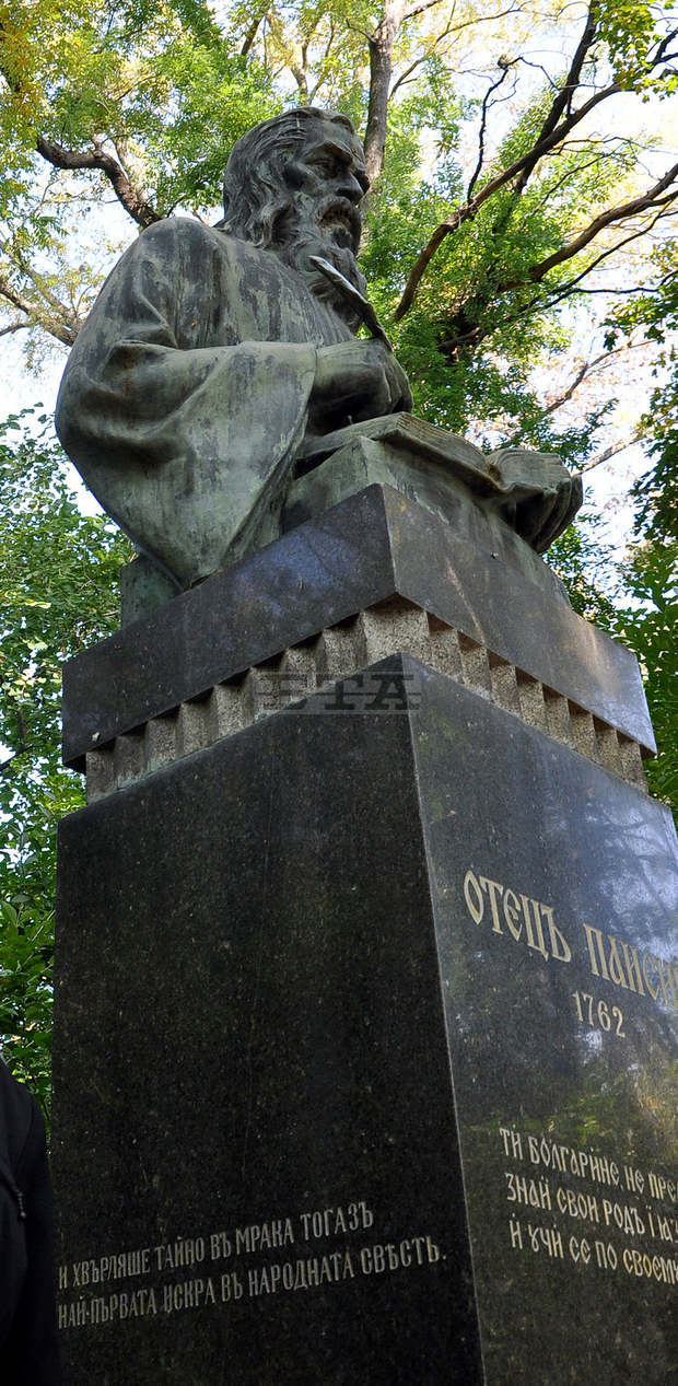 С благодарствен молебен и изложба Варна отбелязва Деня на народните будители