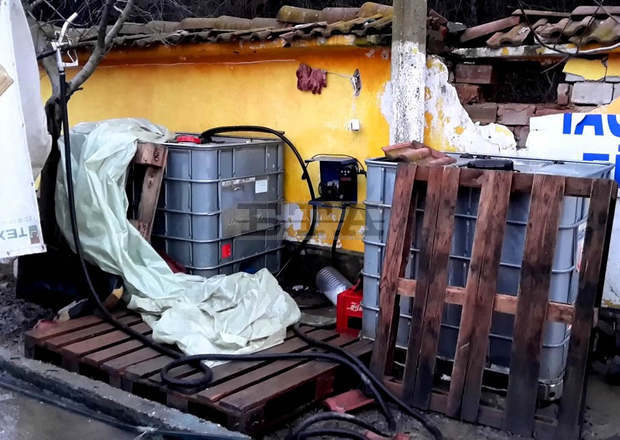 Русенски митничари са разкрили  две нелегални бензиностанции  с четири тона дизел на ТИР-паркинги