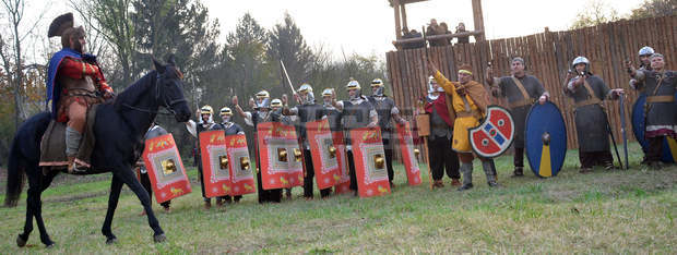Римски и варварски лагери, пазар на роби и гладиаторски боеве "оживяха" във възстановка край Абритус