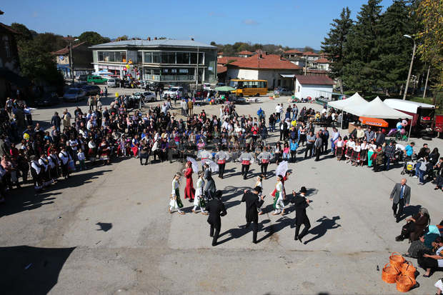 С богата музикална програма и сладки изкушения премина третият празник на баклавата в ловешкото село Малиново