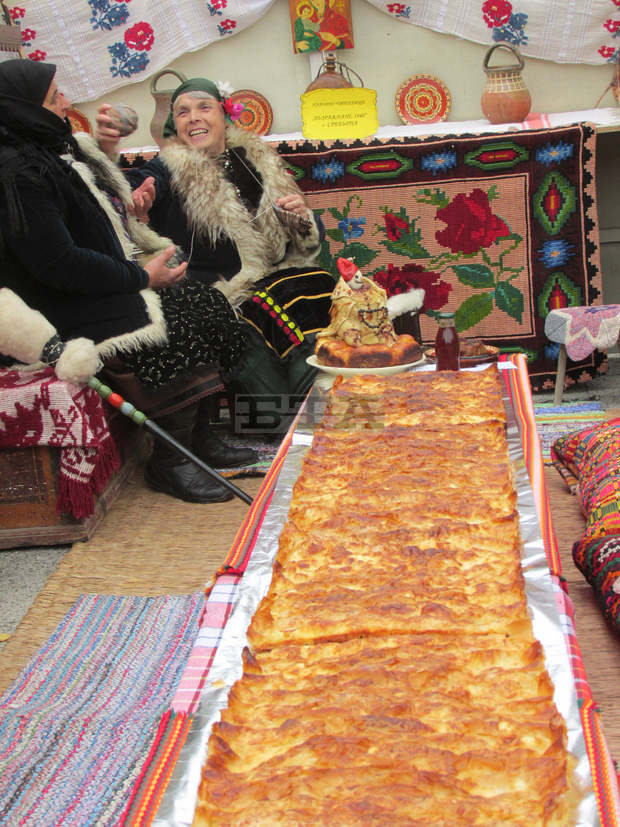 Петметрова млин-баница показаха майстори  от село Сребърна на кулинарен  фестивал днес 