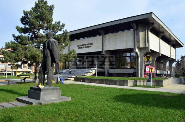 Учени се събират за нов прочит на  "/Не/познатият  Йовков"  в дома-паметник на писателя в Добрич