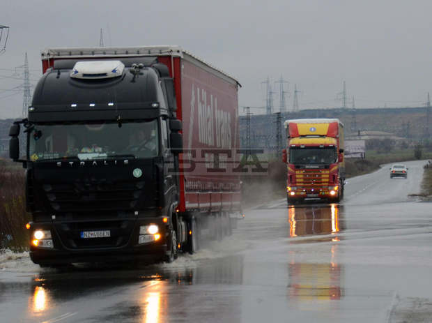 Ограничават движението на тежки камиони по пътя Сливен-връх "Българка"