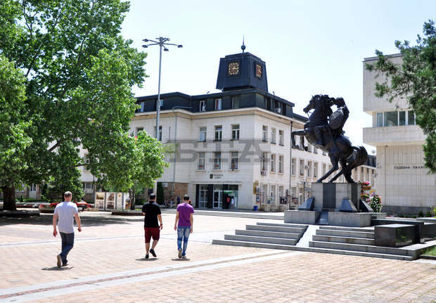 Община Ловеч е предявила иск към родителите на малолетни, изпочупили светофари в града