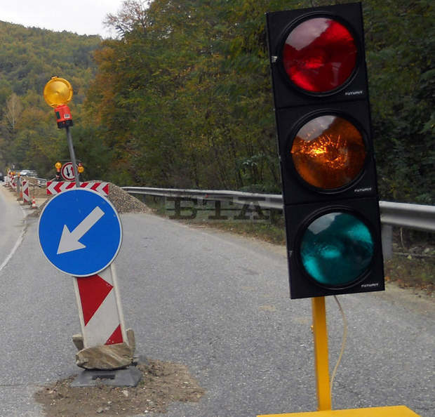 Община Лъки укрепва свлачище на пътя за Манастир