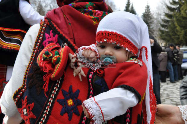 С уникално бабино хоро стотици баби и дядовци  с внучета и щастливи родители  ще отпразнуват Бабинден в Разлог