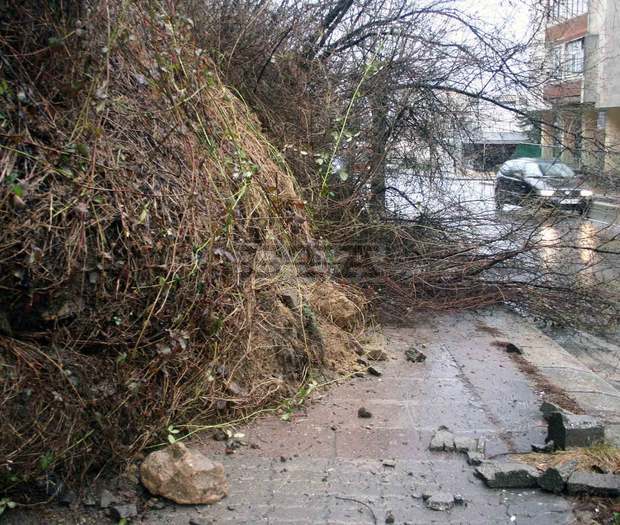 Движенето по пътя Девин - Михалково - Кричим се извършва в едната пътна лента