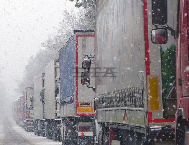 Ограничено e движението на товарни автомобили над 12 тона по пътя от Силистра за Русе Ограничено e движението на товарни автомобили над 12 тона по пътя от Силистра за Русе