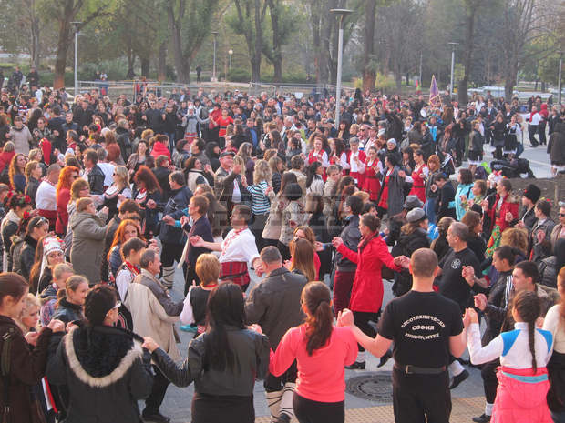 Над 1000 участници във фестивала "Мизия танцува" извиха най-дългото хоро в Плевен по случай деншния празник - Ден на народните будители