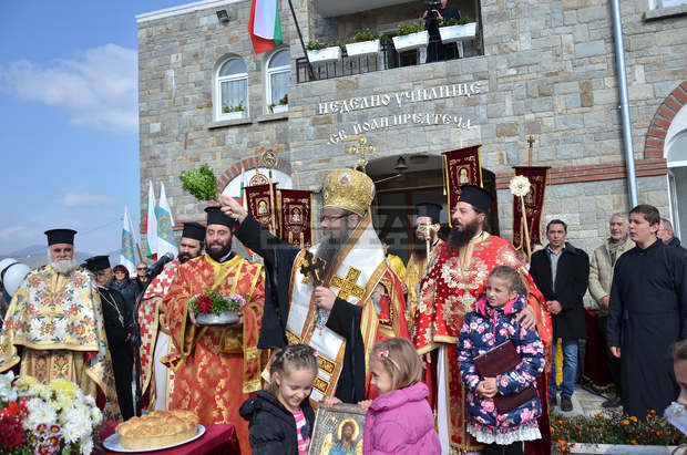 Пловдивският митрополит Николай   освети Неделното училище  в Кърджали