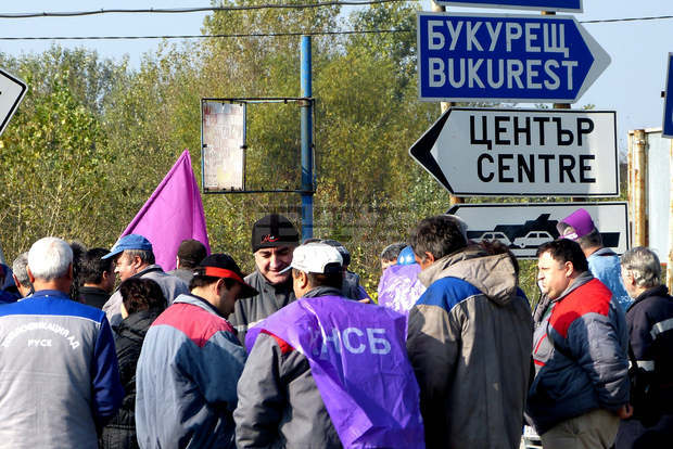 Работници от "Топлофикация - Русе" блокираха движението в района на ГКПП "Дунав мост"