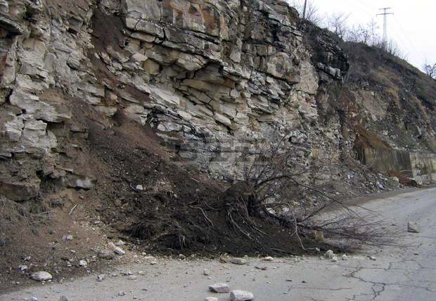 Главният път към кв. Горни Воден  в Асеновград е затворен  заради свлачище