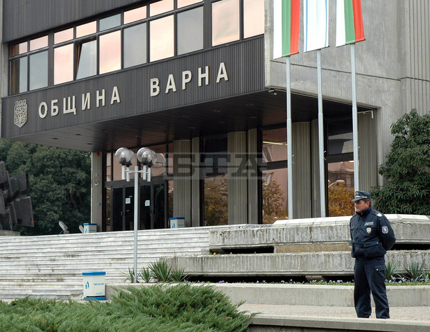 Шест групи протестиращи изразяват своето недоволство на сесията на Общинския съвет във Варна Шест групи протестиращи изразяват своето недоволство на сесията на Общинския съвет във Варна