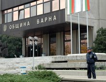 Шест групи протестиращи изразяват  своето недоволство на сесията  на Общинския съвет във Варна
