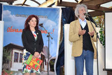 Актрисата Параскева Джукелова получи картина на Никола Манев на артфеста "Обичам те, Чирпане"