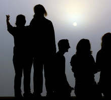 Осем рок банди ще загряват през цялата нощ, желаещите да посрещнат първото юлско слънце на брега на река Росица