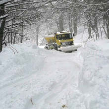Тежка техника започна да разбива снега по пътя за Върховръх, община "Родопи"