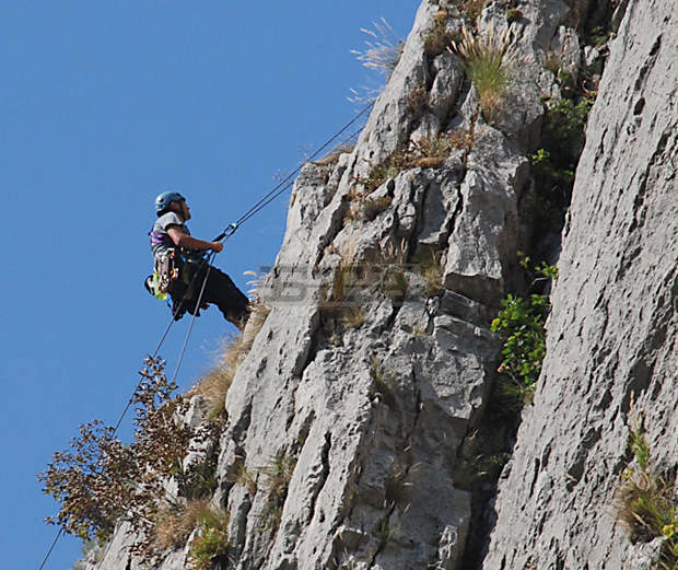 Алпинисти участват в повторния оглед на мястото, където е било открито мъртво 15-годишно момиче във Велико Търново
