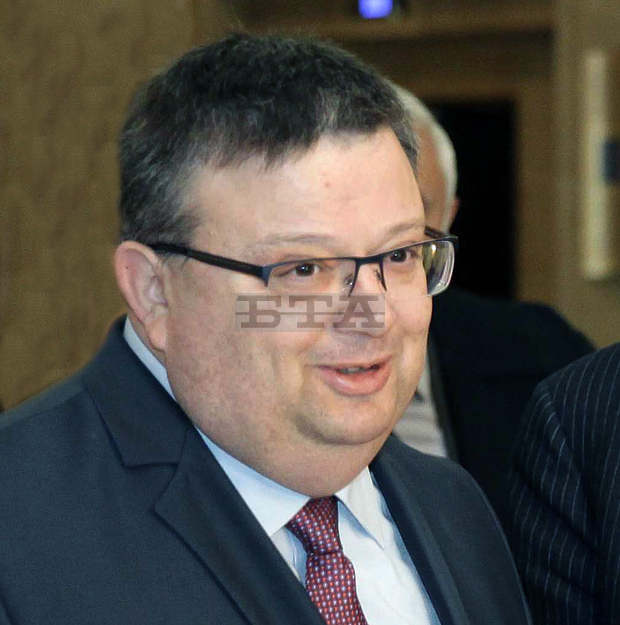 Цацаров: Предстои окрупняване на прокуратурите, за да се реши проблемът с недостига на кадри Цацаров: Предстои окрупняване на прокуратурите, за да се реши проблемът с недостига на кадри