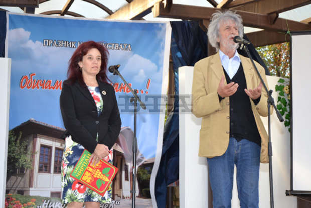 Актрисата Параскева Джукелова получи картина на Никола Манев на артфеста "Обичам те, Чирпане"