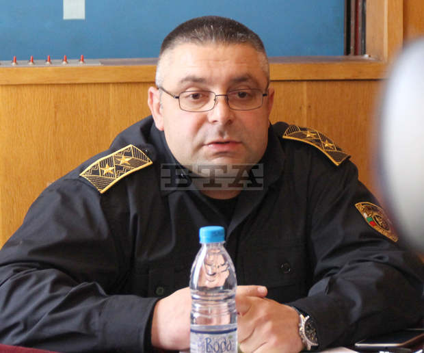 При специализирана полицейска операция в Свищов са задържани 15 души При специализирана полицейска операция в Свищов са задържани 15 души