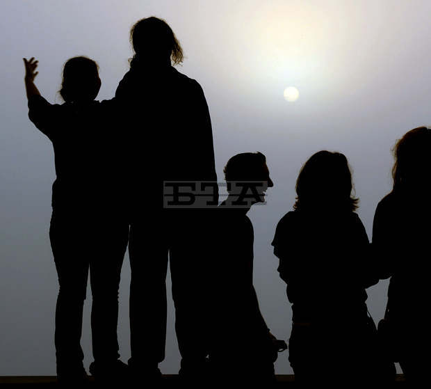 Осем рок банди ще загряват през цялата нощ, желаещите да посрещнат първото юлско слънце на брега на река Росица