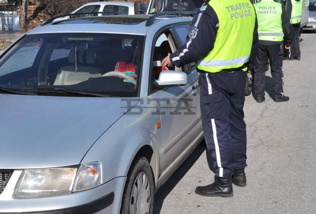 При спецоперация на полицията в Русе са проверени 40 души; съставени са актове, открит е нелегален тютюн При спецоперация на полицията в Русе са проверени 40 души; съставени са актове, открит е нелегален тютюн