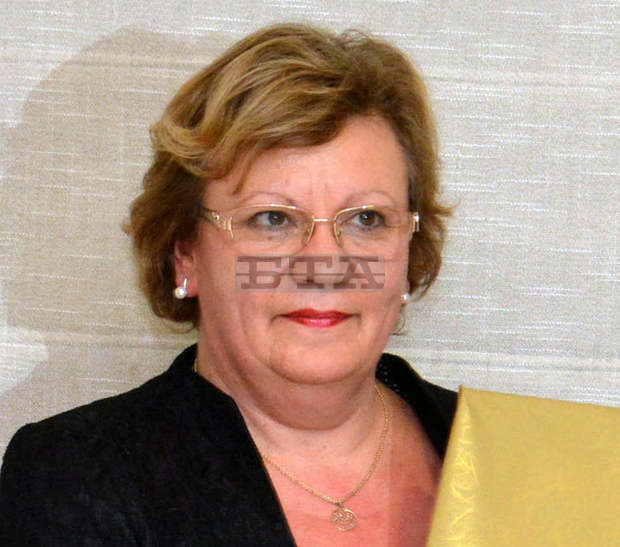 Кметът на община Ловеч Корнелия Маринова поздрави участниците във фолклорния събор "Девет песни от извора"