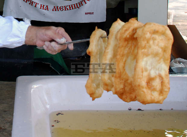 Деца и възрастни стават кулинари на Празника на мекицата в търговищкото село Буховци