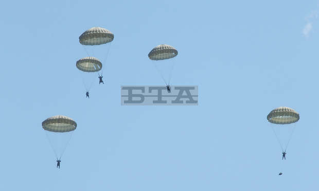 С 89 снимки военният фотограф Вяра Йовева показва живота на Силите за специални операции С 89 снимки военният фотограф Вяра Йовева показва живота на Силите за специални операции