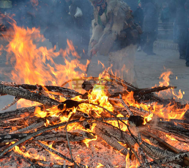 Петдесет и седем ритуални огньове ще лумнат довечера в Пернишко