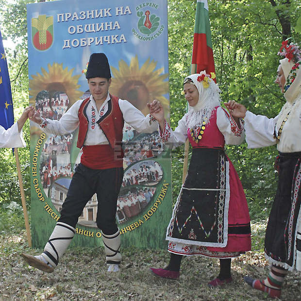 Съборът "Песни и танци от слънчева Добруджа" ще открие Алея на занаятите Съборът "Песни и танци от слънчева Добруджа" ще открие Алея на занаятите