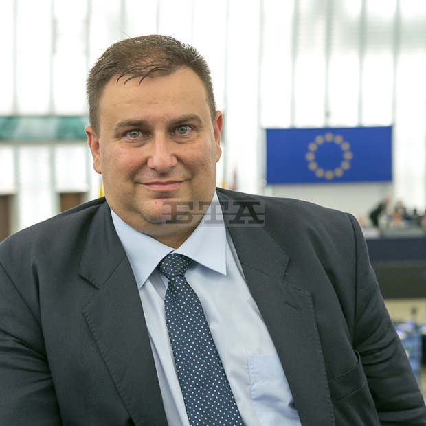 Според евродепутата Емил Радев кибертероризмът е актуална заплаха и с оглед на предстоящите европейски избори Според евродепутата Емил Радев кибертероризмът е актуална заплаха и с оглед на предстоящите европейски избори