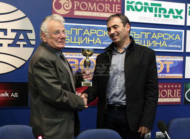 Любомир Любомиров е пчелар номер 1 за 2015 г. Любомир Любомиров е пчелар номер 1 за 2015 г.