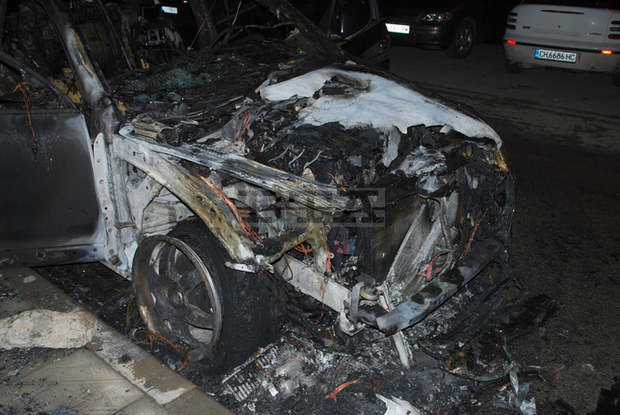 Окръжната прокуратура в Ловеч разследва умишлен палеж на леки автомобили в Троян