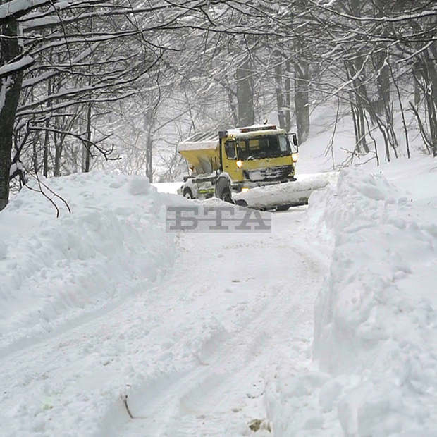 Тежка техника започна да разбива снега по пътя за Върховръх, община "Родопи"