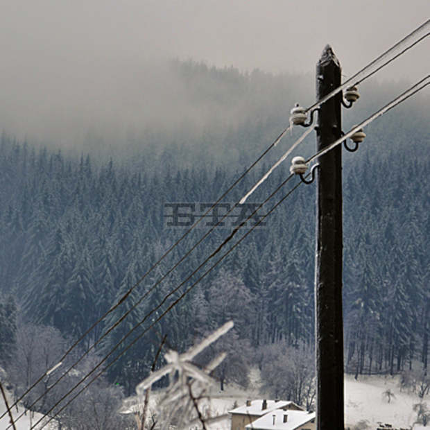 Зимната обстановка в община Ловеч остава динамична; над 10 селища са без електроснабдяване