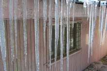 Осем сигнала за отстраняване на ледени висулки са подадени в Перник