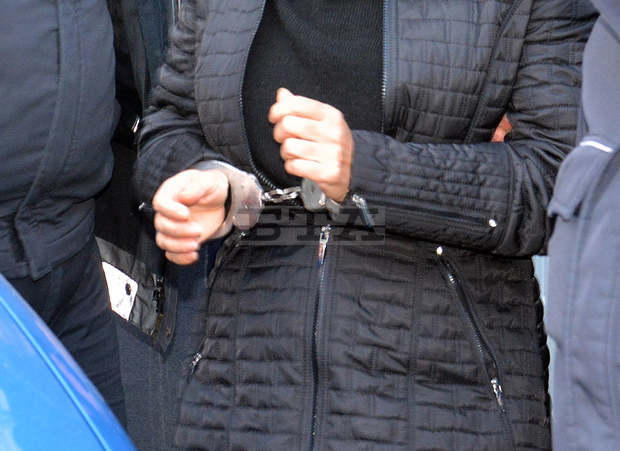Съдът във Варна остави в ареста издирвана за контрабанда на наркотици българка Съдът във Варна остави в ареста издирвана за контрабанда на наркотици българка