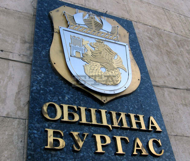 Строителна техника е разрушила стена на съседна сграда в Бургас