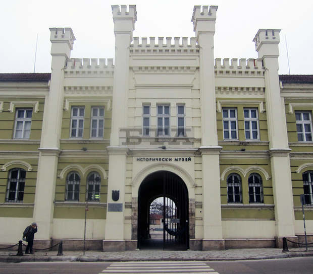 В Плевен показват най-голямото на Балканите сребърно съкровище с монети на цар Иван Шишман, Баязид и синовете му В Плевен показват най-голямото на Балканите сребърно съкровище с монети на цар Иван Шишман, Баязид и синовете му