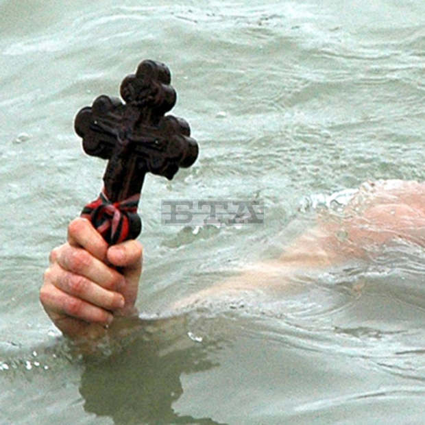 Традицията по изваждането на Богоявленския кръст от водите на река Банщица в Кюстендил ще бъде спазена и тази година