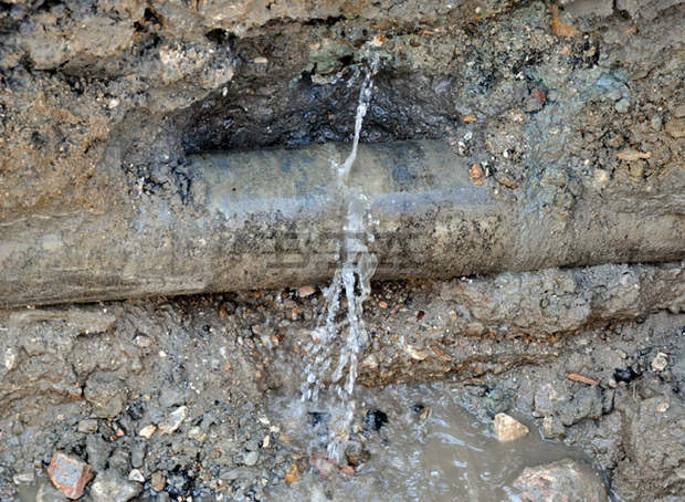Поради авария на магистрален водопровод Луковит и още няколко населени места са без вода Поради авария на магистрален водопровод Луковит и още няколко населени места са без вода