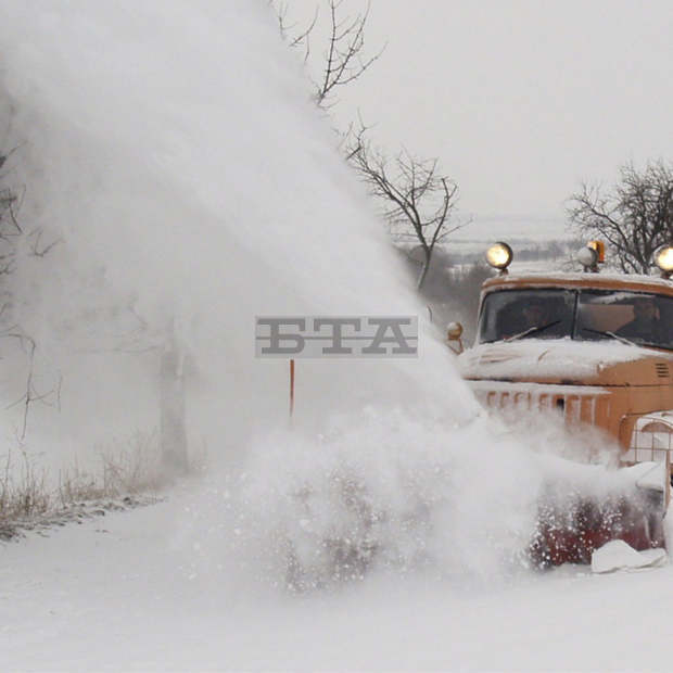 При продължаващия снеговалеж и силен вятър редица пътища в Добричка област са затворени