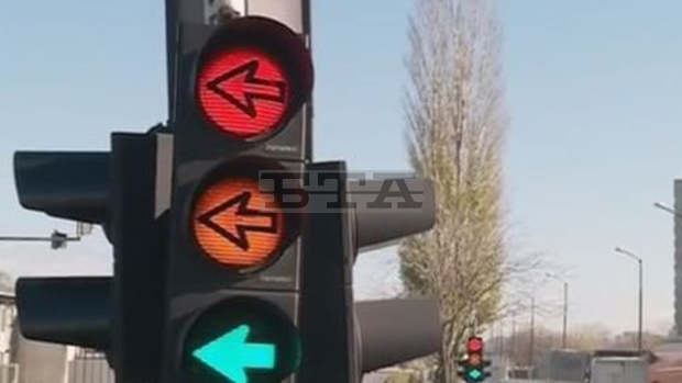 В Ловеч отстраняват повреда на светофарите на оживено кръстовище в града В Ловеч отстраняват повреда на светофарите на оживено кръстовище в града