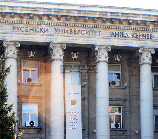 Експозиция на френския автор Жюлиен дьо Казабианка е подредена в Русенския университет Експозиция на френския автор Жюлиен дьо Казабианка е подредена в Русенския университет