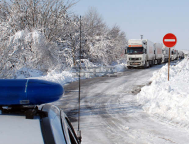 Забрана за движение на тежкотоварни камиони над 12 тона е въведена по автомагистрала "Струма" в посока София на територията на област Кюстендил