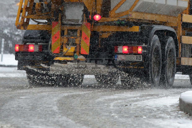 По пътищата в Софияе извършена обработка срещу заледяване